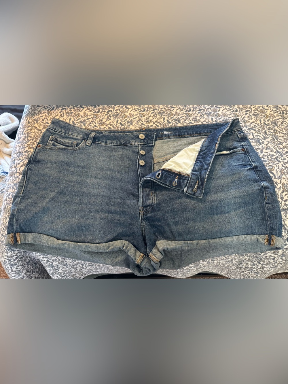 Old Navy Jean Shorts in Medium Blue Wash
